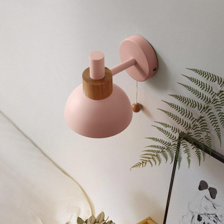 Lámpara de pared Globo – Acabado de aluminio y madera con interruptor de tracción
