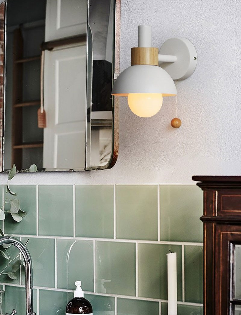Lámpara de pared Globo – Acabado de aluminio y madera con interruptor de tracción