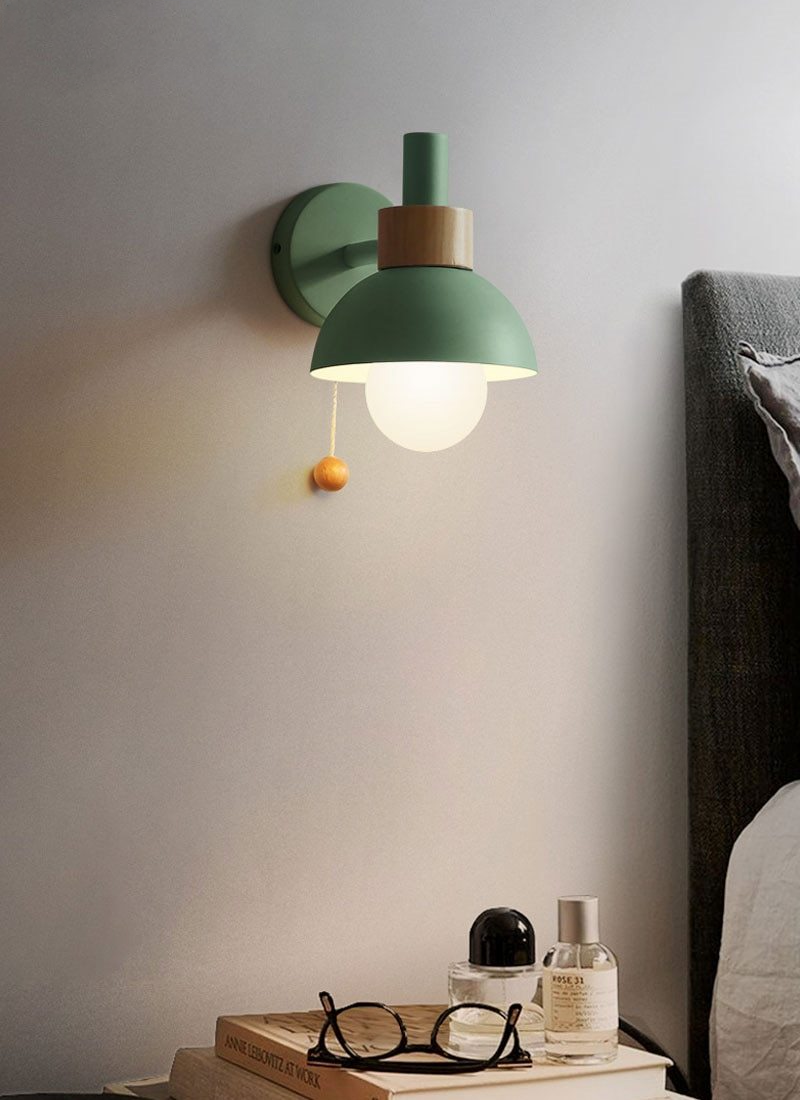 Lámpara de pared Globo – Acabado de aluminio y madera con interruptor de tracción