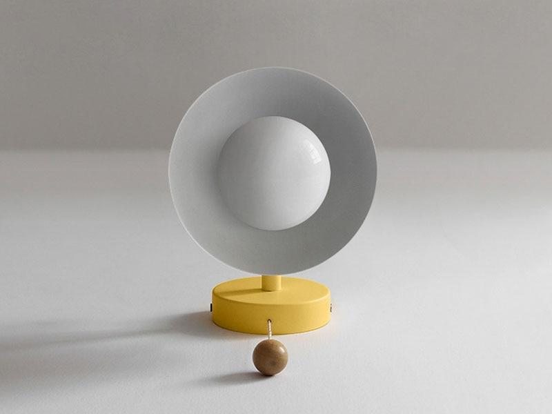 Lámpara de pared Globo – Acabado de aluminio y madera con interruptor de tracción