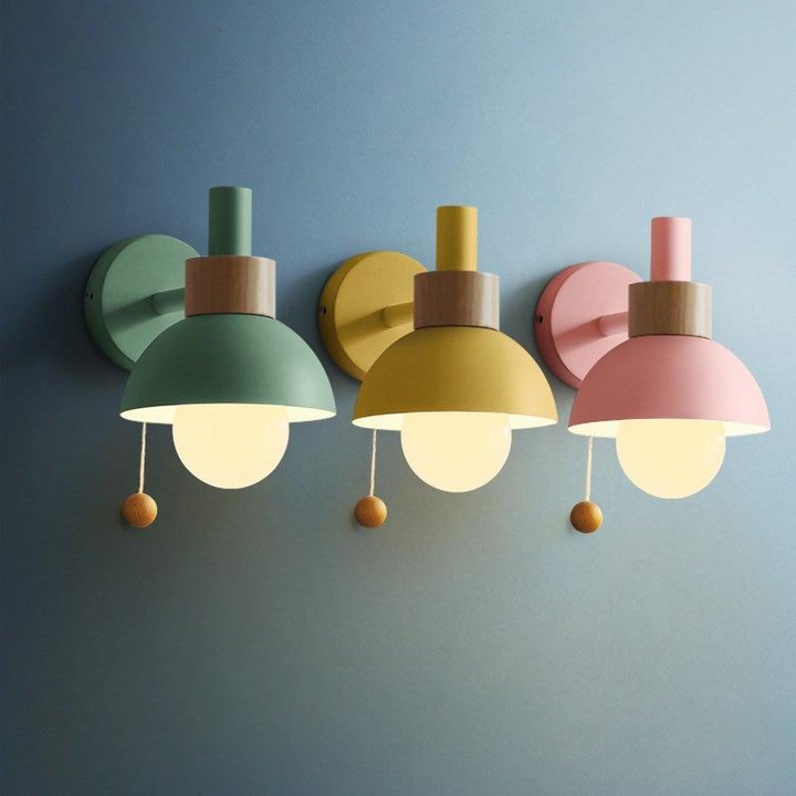 Lámpara de pared Globo – Acabado de aluminio y madera con interruptor de tracción