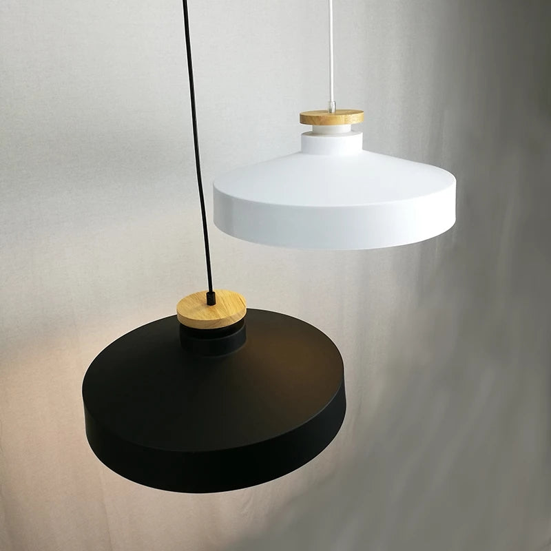 Lámpara de techo Solvéra – Diseño metálico y de madera, escandinavo, cable ajustable