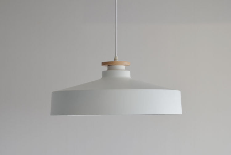 Lámpara de techo Solvéra – Diseño metálico y de madera, escandinavo, cable ajustable