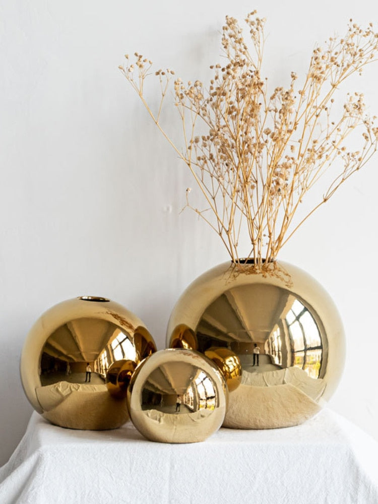 DazzleSphere | Elegante goud vergulde keramische bolvaas 0