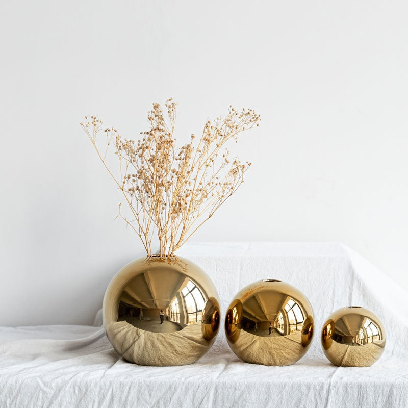 DazzleSphere | Elegante goud vergulde keramische bolvaas 1