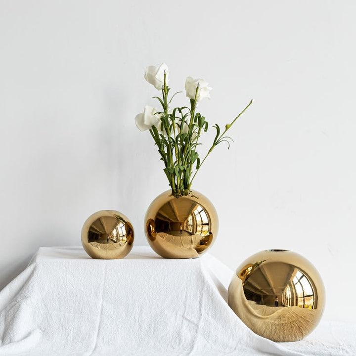 DazzleSphere | Elegante goud vergulde keramische bolvaas 2