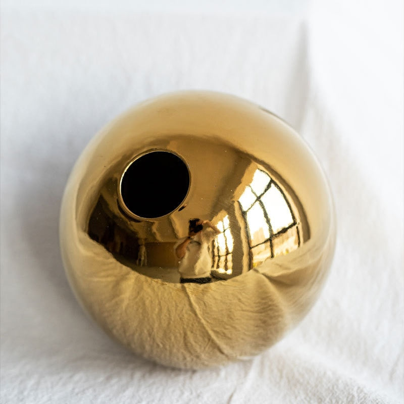 DazzleSphere | Elegante goud vergulde keramische bolvaas 3