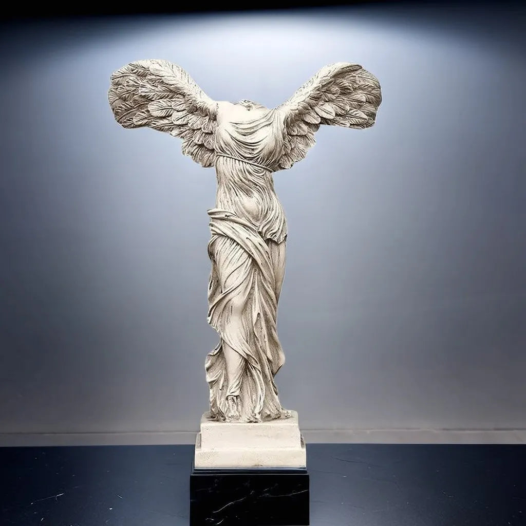 Decoratief Grieks standbeeld van de Overwinningsgodin in hars voor interieur en bureau 5