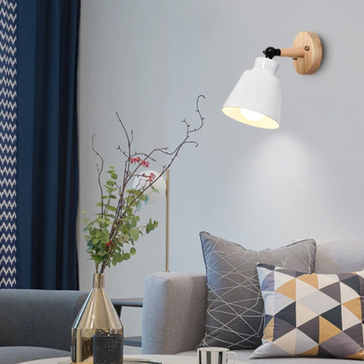 Lámpara de pared Aurenza Devon – Pantalla metálica con acento de madera y brazo ajustable