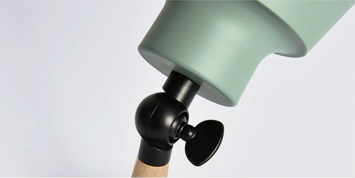 Lámpara de pared Aurenza Devon – Pantalla metálica con acento de madera y brazo ajustable