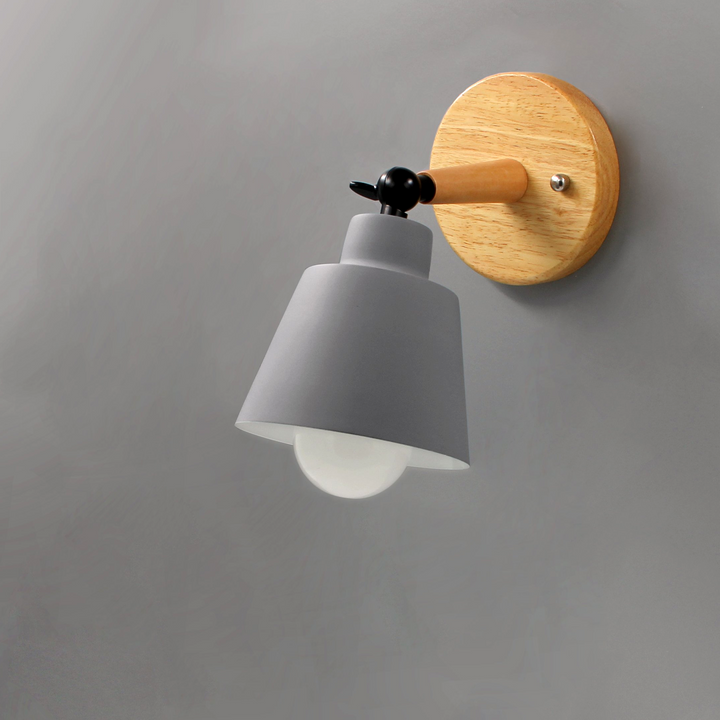 Lámpara de pared Aurenza Devon – Pantalla metálica con acento de madera y brazo ajustable