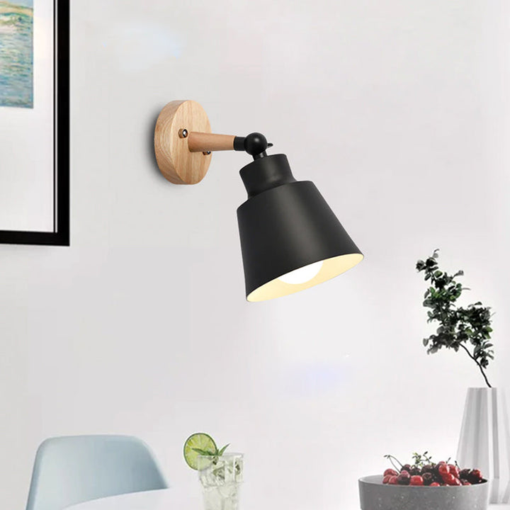Lámpara de pared Aurenza Devon – Pantalla metálica con acento de madera y brazo ajustable