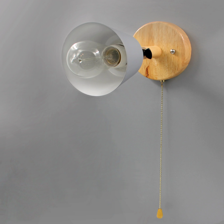 Lámpara de pared Norvia Devon – Pantalla metálica, acento de madera y interruptor de tracción