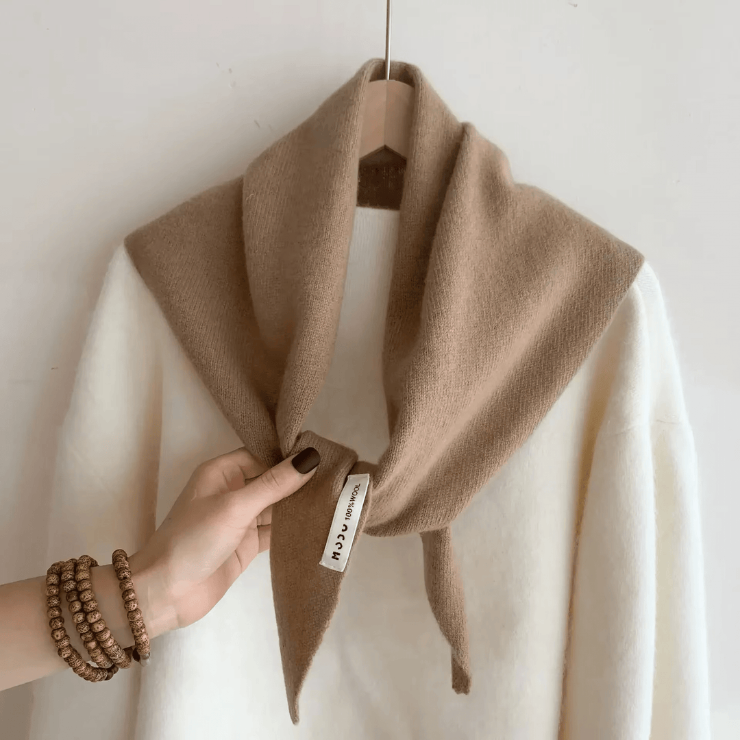 Driehoekige Gebreide Sjaal van Niche Wol – Warm, Elegant &amp; Veelzijdig 3