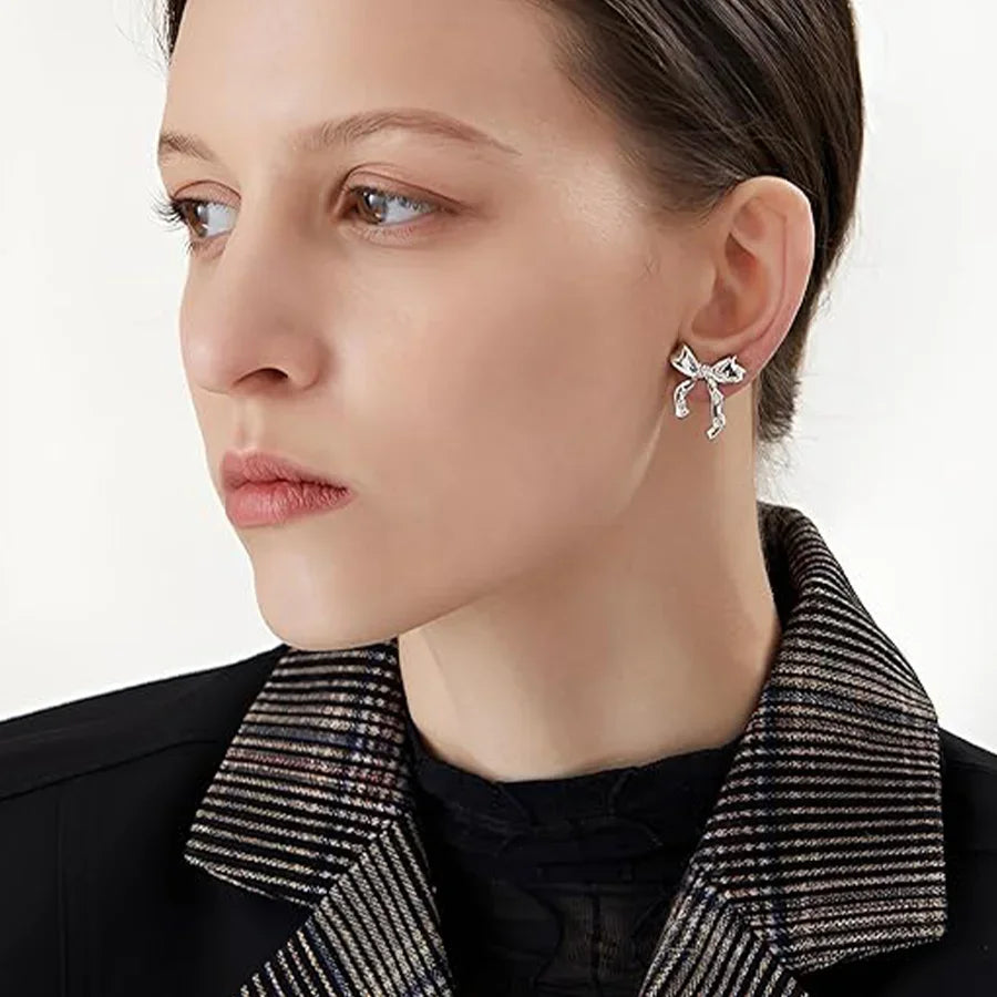 Veloura Strik Oorbellen – Gouden Roestvrij Staal met Tijdloze Elegantie & Lichtgewicht Comfort