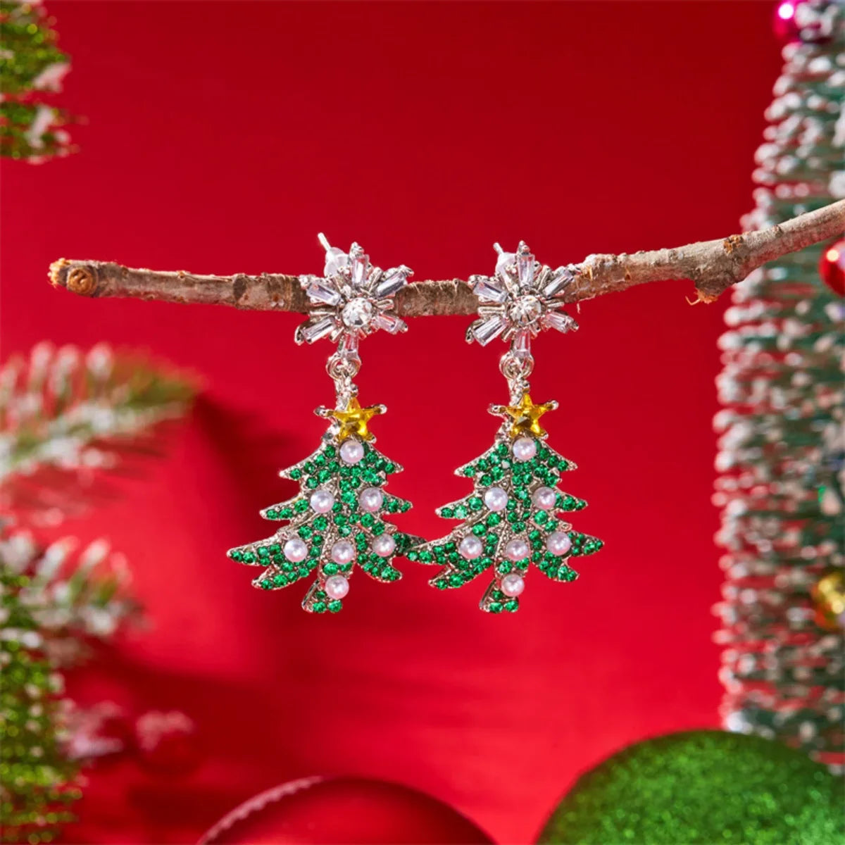 Pendientes Festivos Auroria – Diseño de Copo de Nieve y Estrella con Rhinestones y Acentos de Perla