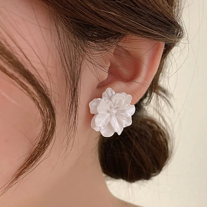 Pendientes Fleur de Camélia Bloem – Elegancias blancas con diseño atemporal y sensación cómoda al llevar
