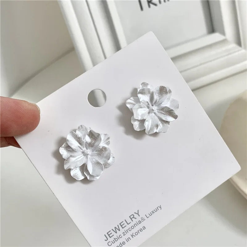Pendientes Fleur de Camélia Bloem – Elegancias blancas con diseño atemporal y sensación cómoda al llevar