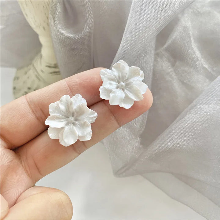 Pendientes Fleur de Camélia Bloem – Elegancias blancas con diseño atemporal y sensación cómoda al llevar