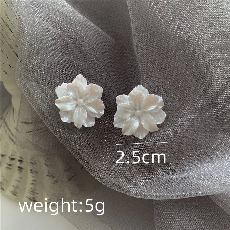 Pendientes Fleur de Camélia Bloem – Elegancias blancas con diseño atemporal y sensación cómoda al llevar