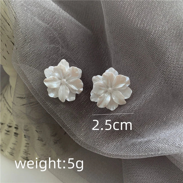 Pendientes Fleur de Camélia Bloem – Elegancias blancas con diseño atemporal y sensación cómoda al llevar