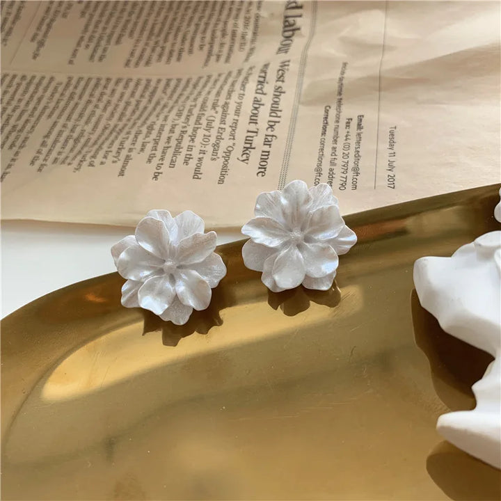 Pendientes Fleur de Camélia Bloem – Elegancias blancas con diseño atemporal y sensación cómoda al llevar