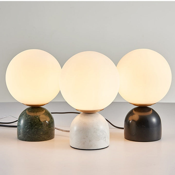 Lámpara de mesa Marbela – Base de mármol de lujo con pantalla de vidrio redonda y luz LED cálida