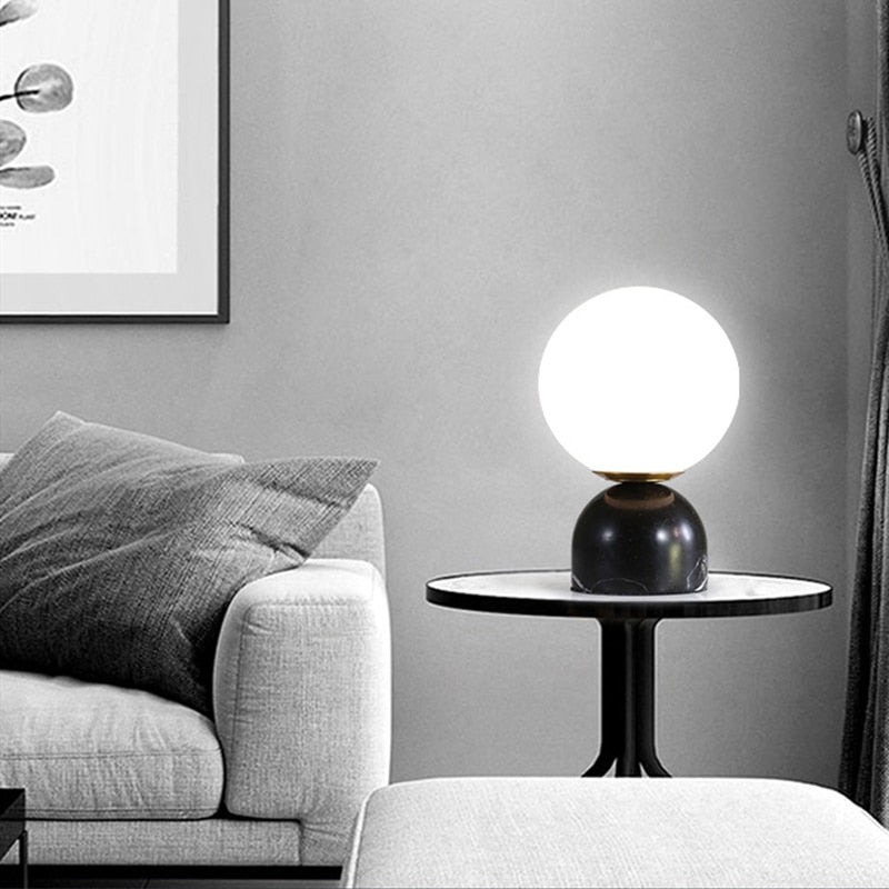 Lámpara de mesa Marbela – Base de mármol de lujo con pantalla de vidrio redonda y luz LED cálida