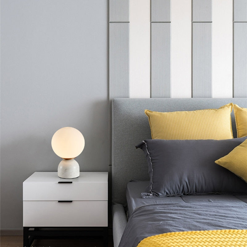 Marbela Tafellamp – Luxe Marmeren Voet met Ronde Glazen Kap & Warme LED-Verlichting