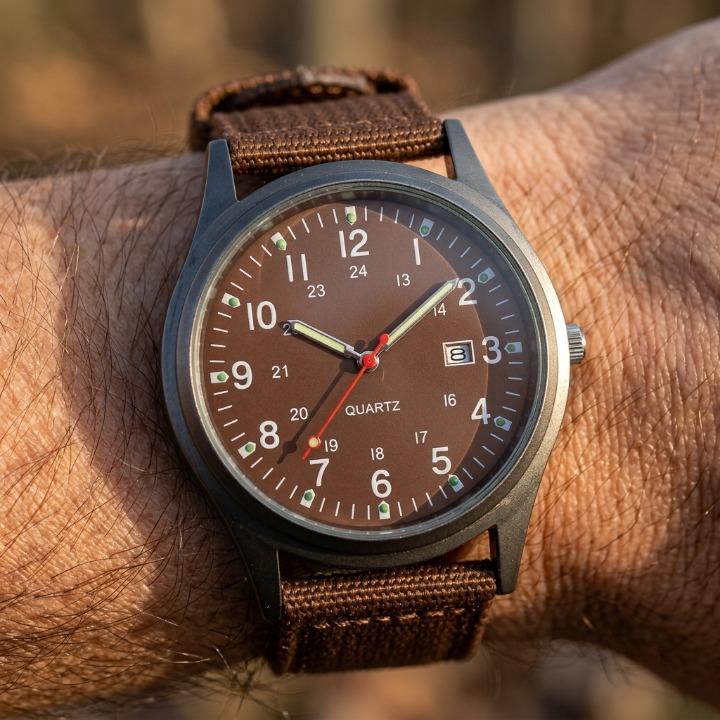 Militair herenhorloge – Analoog outdoorhorloge met nylon band en datumaanduiding 3