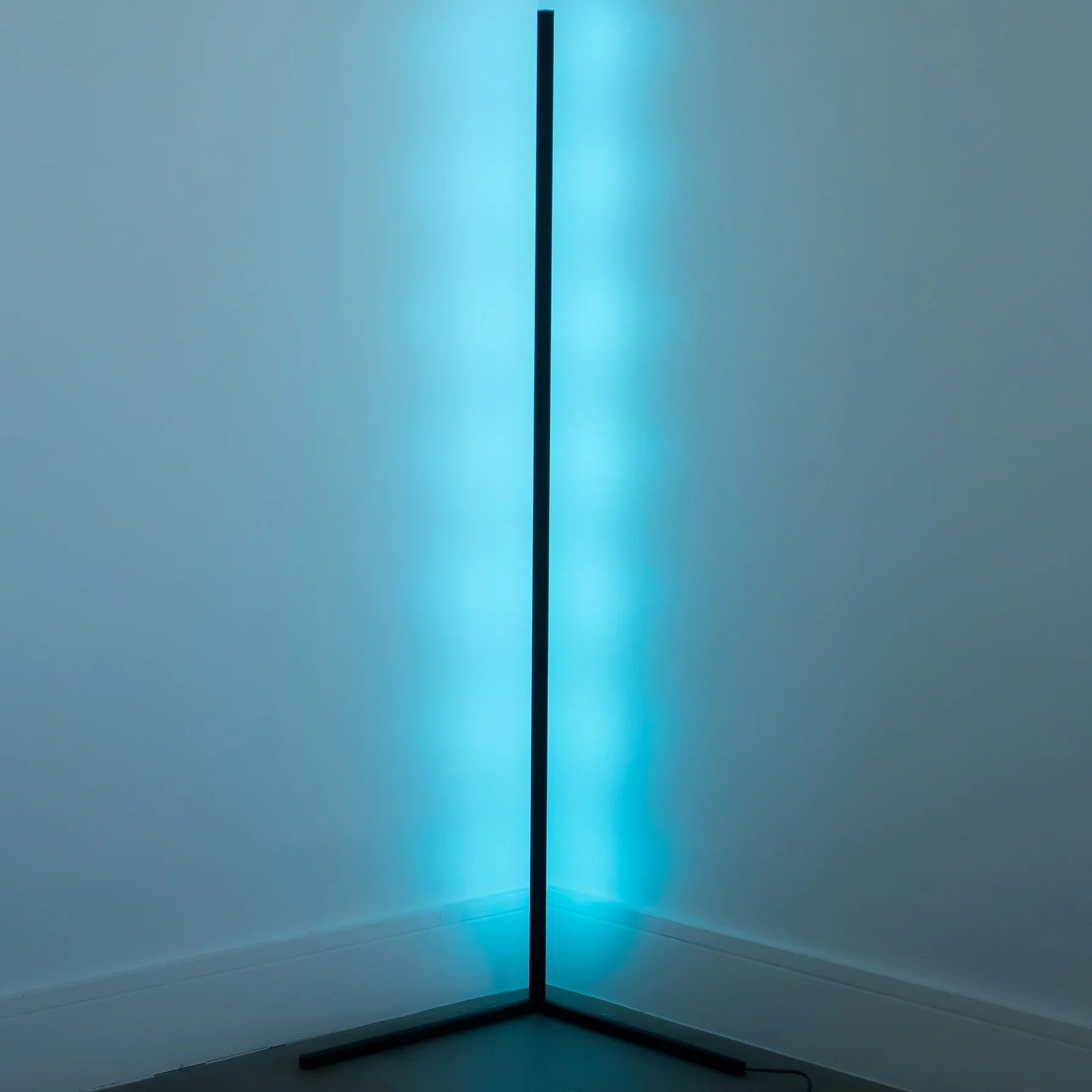 Moderne Hoek Vloerlamp Met Geïntegreerde LED Verlichting En Slim Ruimtebesparend Design | Sansoti 2