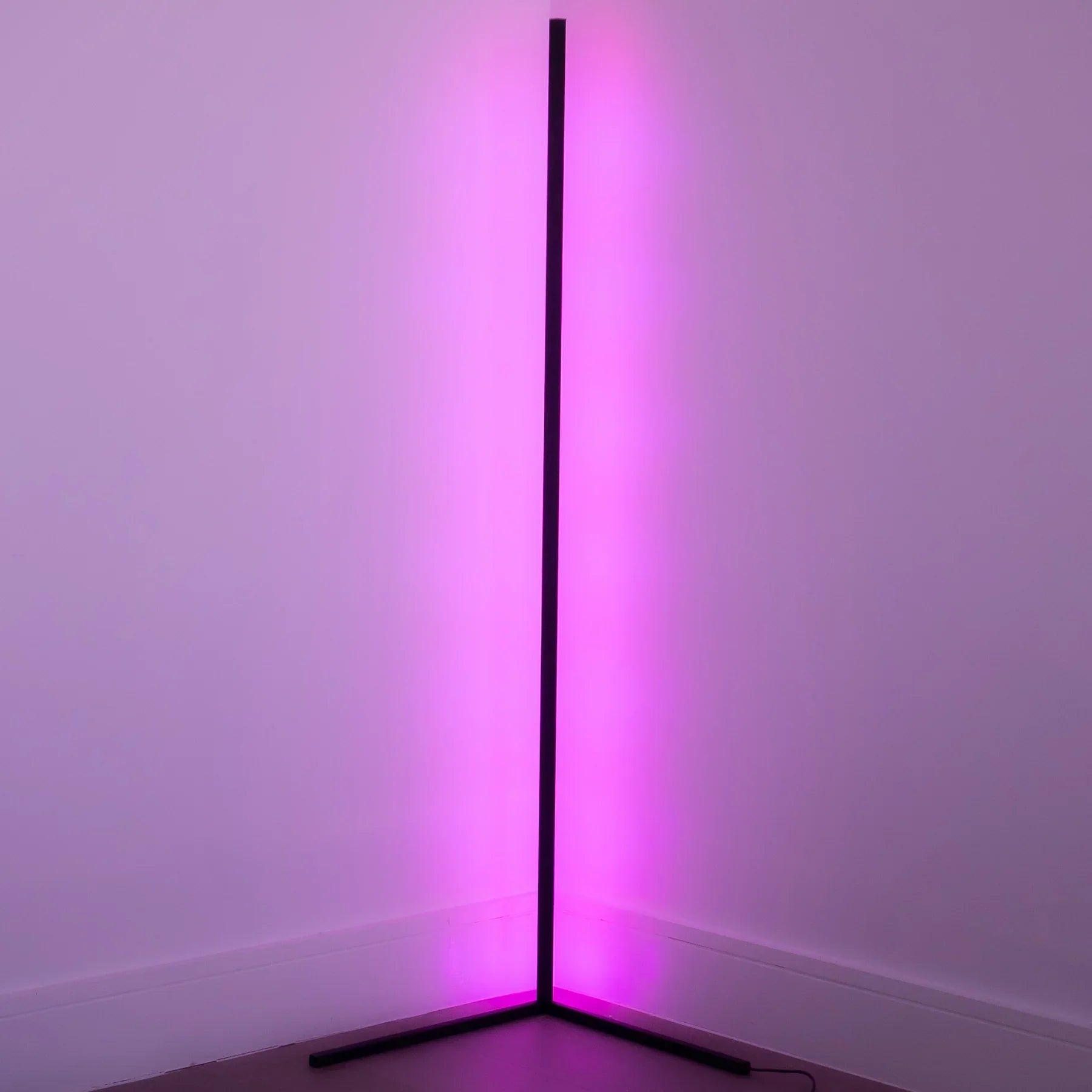 Moderne Hoek Vloerlamp Met Geïntegreerde LED Verlichting En Slim Ruimtebesparend Design | Sansoti 7