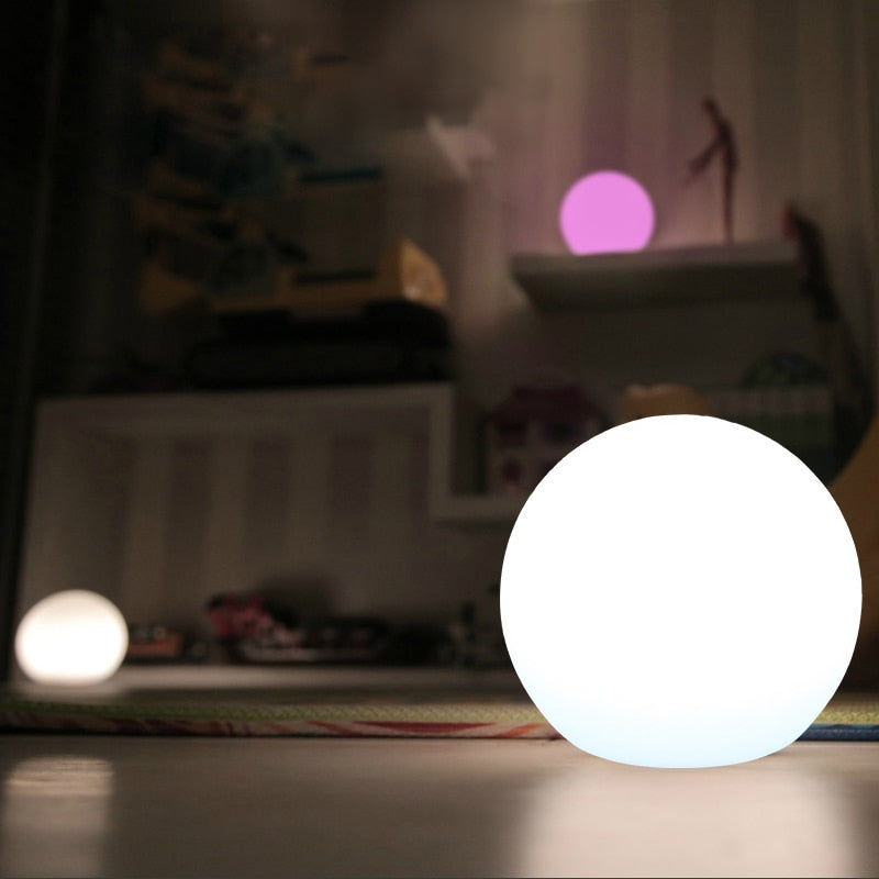 Lunava lampada da tavolo LED – senza fili, ricaricabile e illuminazione a 16 colori