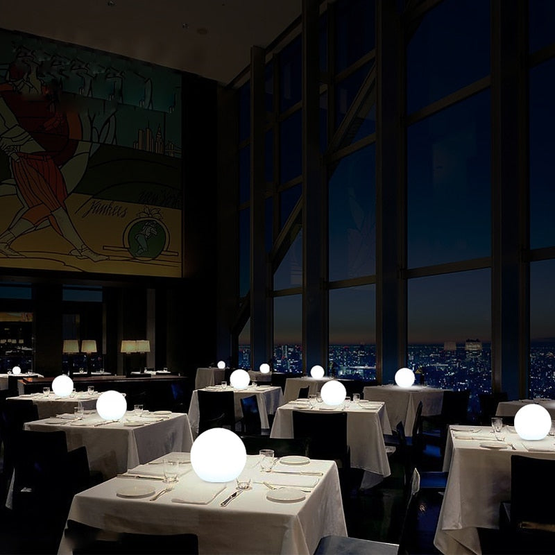 Lunava lampada da tavolo LED – senza fili, ricaricabile e illuminazione a 16 colori
