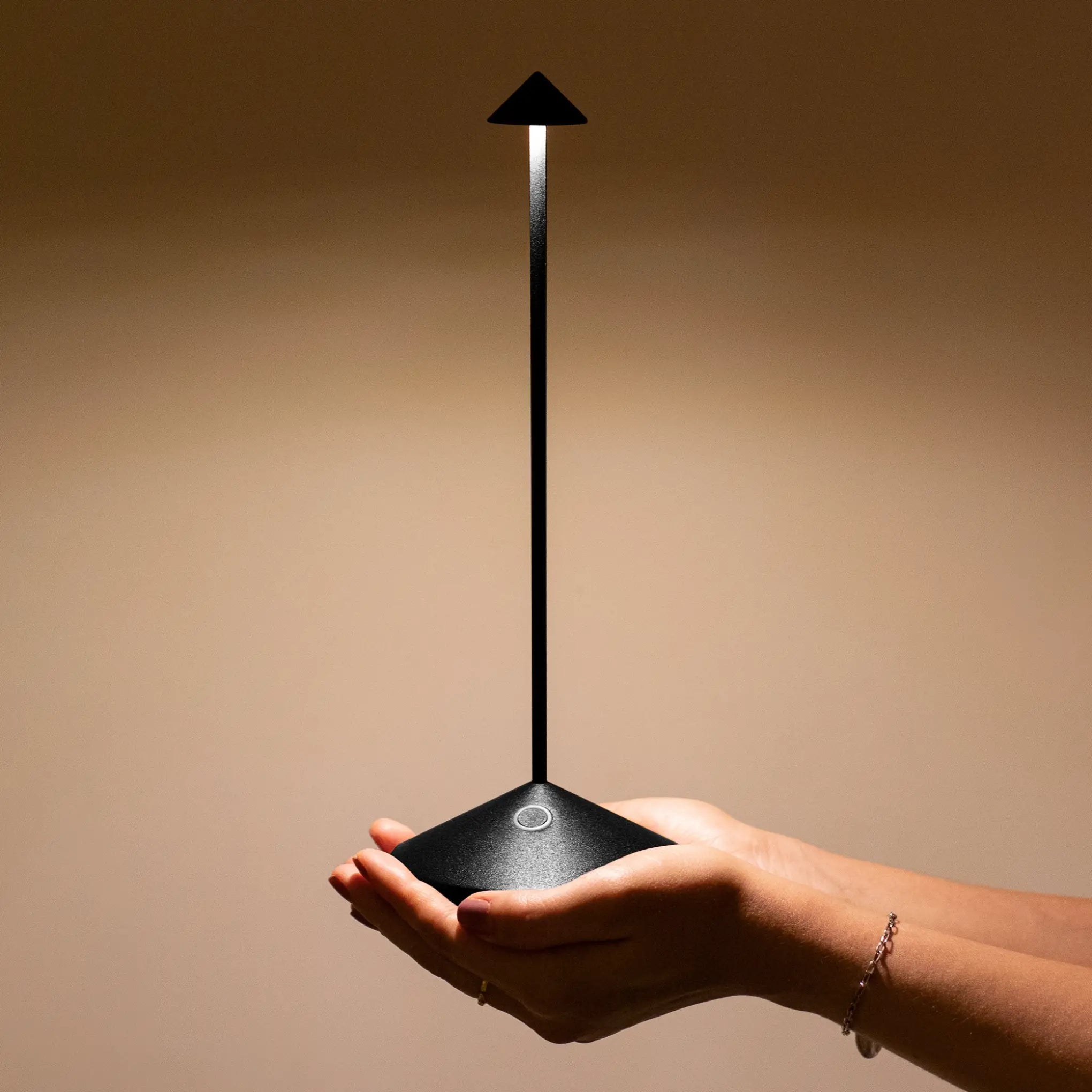Lumora – Lampe de table LED Rechargeable sans fil IP54 Intérieur & Extérieur