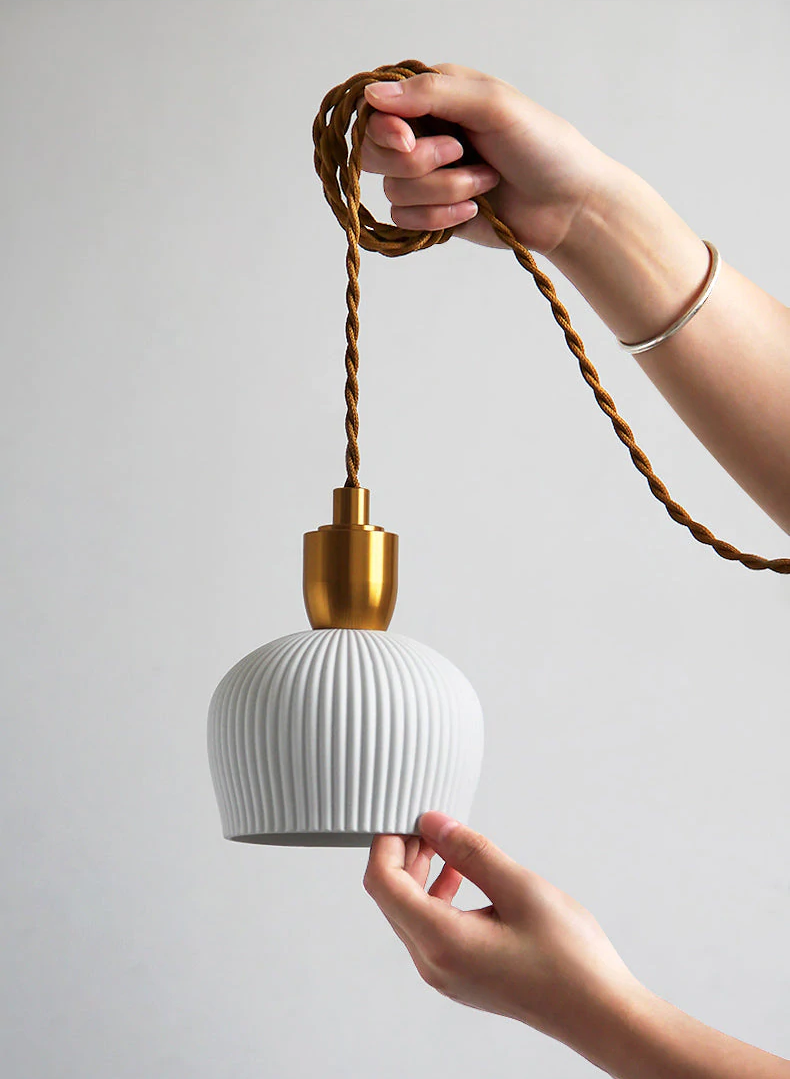 Lampada a sospensione Lumivio – Ceramica piegata e ottone, design moderno in 3 stili