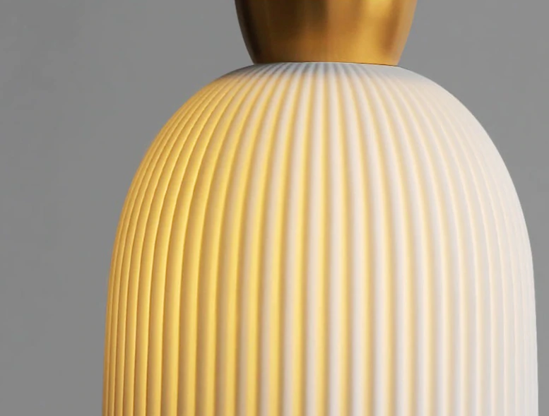 Lampada a sospensione Lumivio – Ceramica piegata e ottone, design moderno in 3 stili