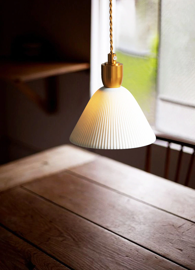 Lampada a sospensione Lumivio – Ceramica piegata e ottone, design moderno in 3 stili
