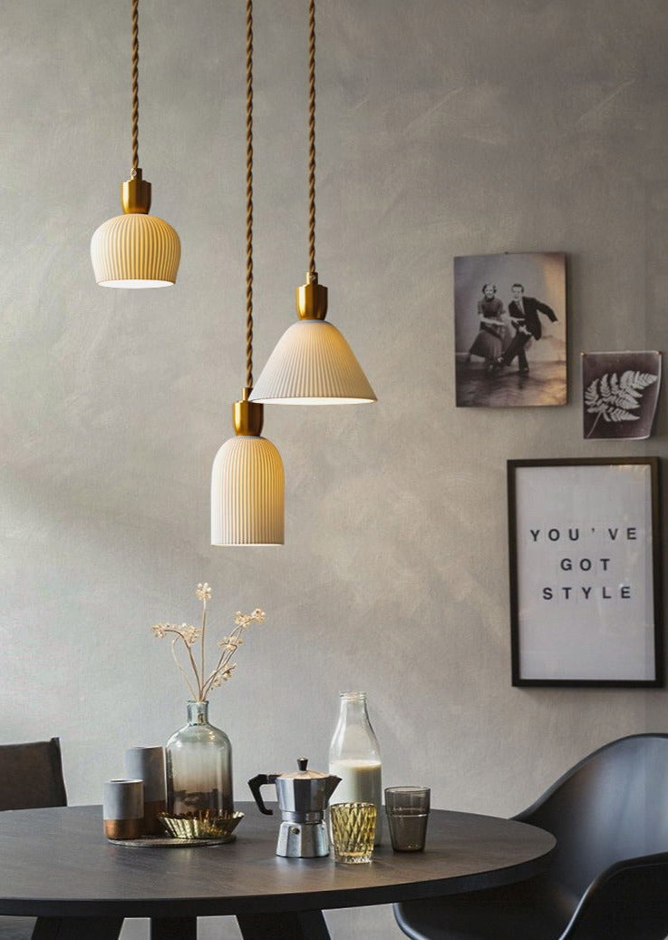 Lampada a sospensione Lumivio – Ceramica piegata e ottone, design moderno in 3 stili
