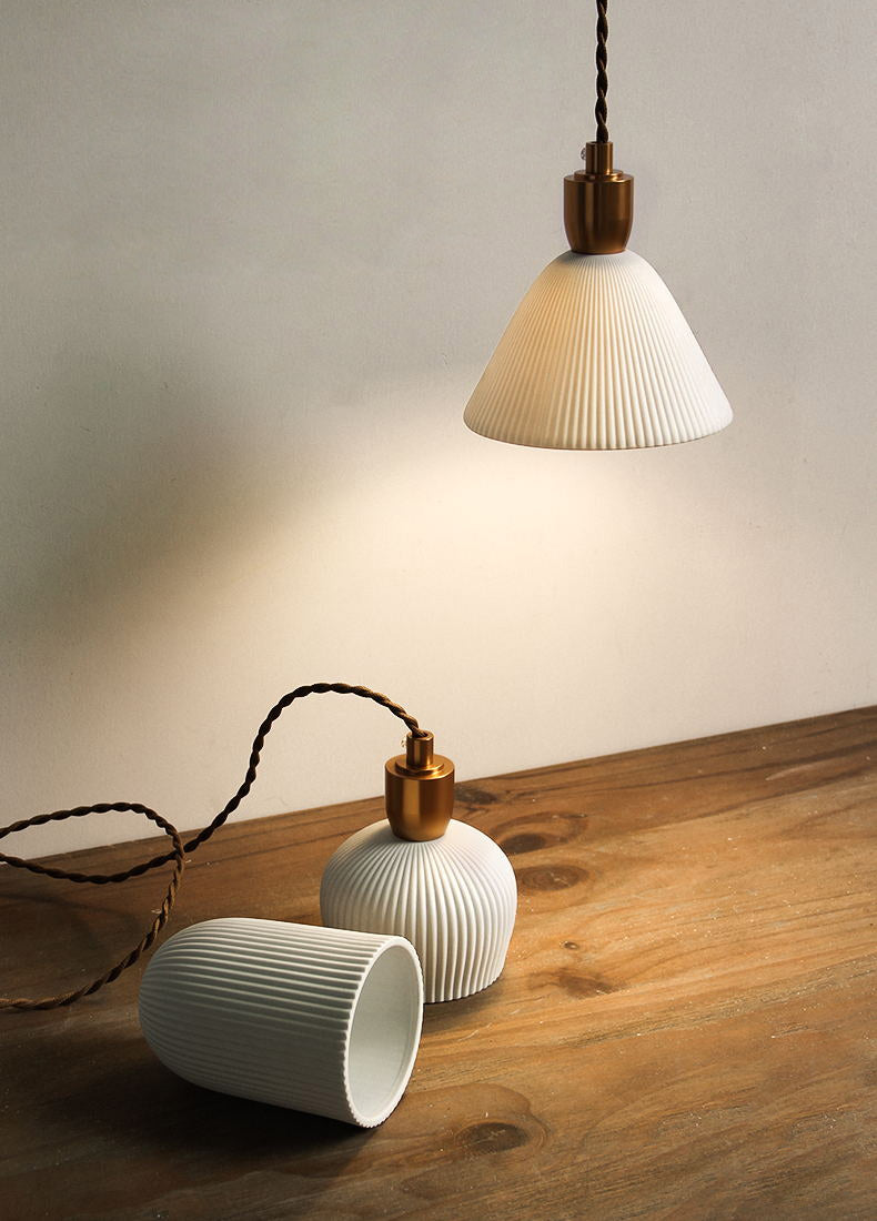Lampada a sospensione Lumivio – Ceramica piegata e ottone, design moderno in 3 stili