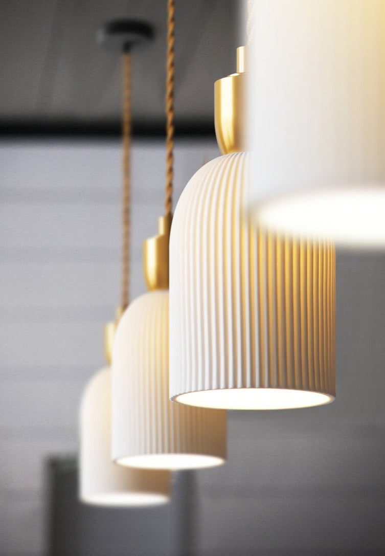 Lampada a sospensione Lumivio – Ceramica piegata e ottone, design moderno in 3 stili