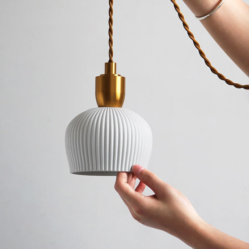 Lampada a sospensione Lumivio – Ceramica piegata e ottone, design moderno in 3 stili