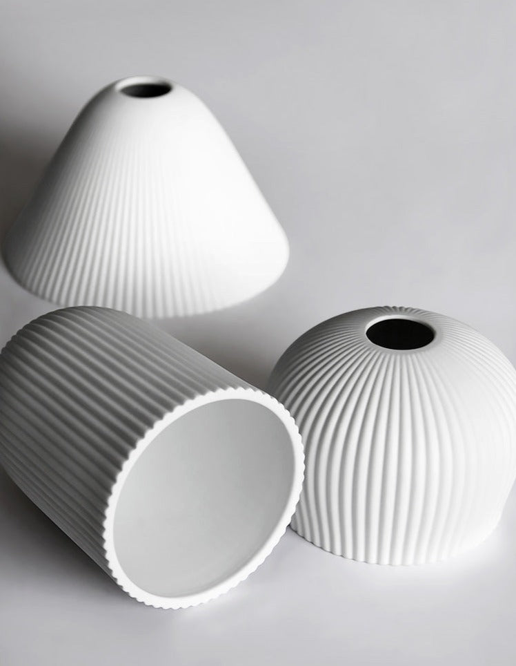 Lampada a sospensione Lumivio – Ceramica piegata e ottone, design moderno in 3 stili