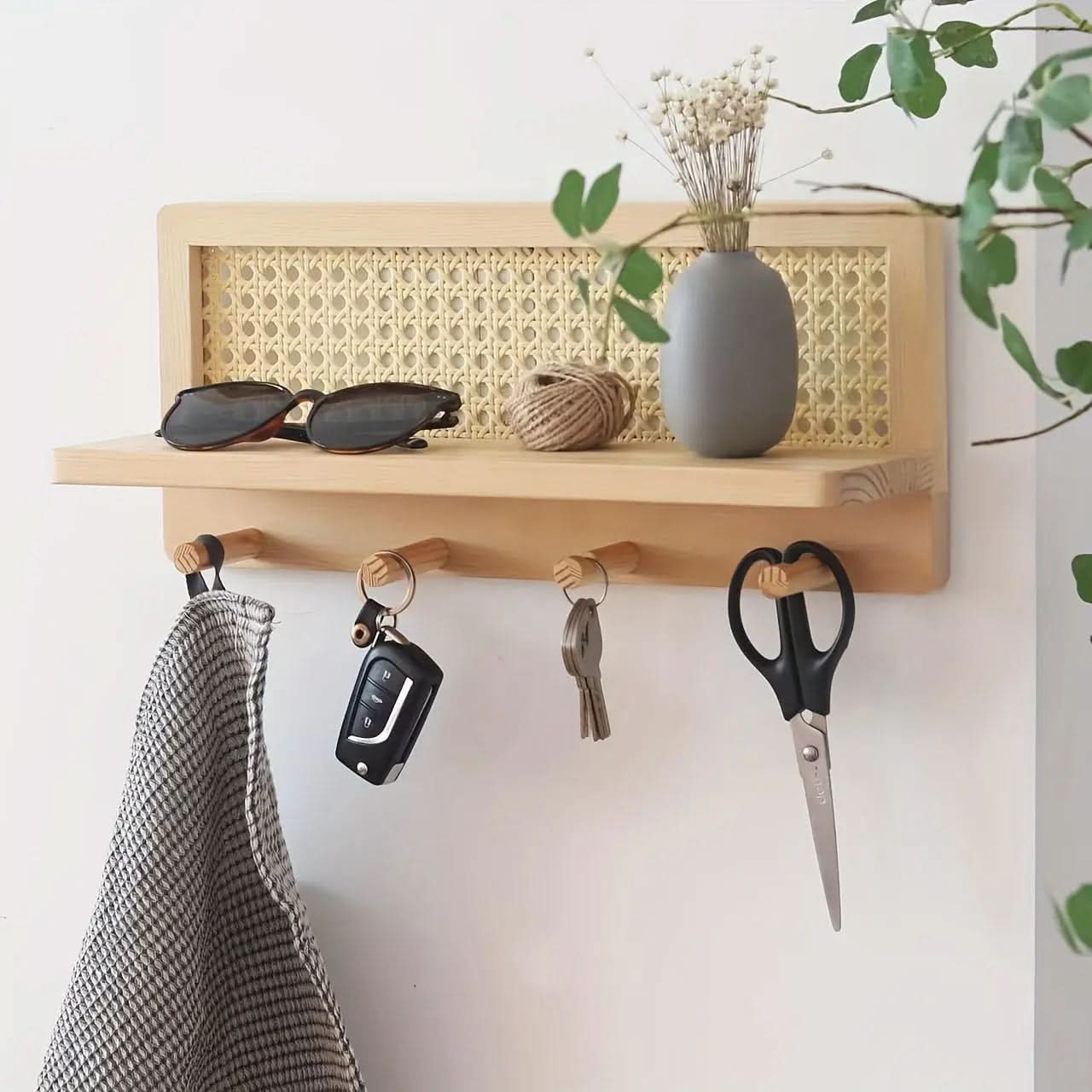 RACKOVA – Houten wandplank met 4 haken voor decoratieve presentatie en functionele ophangruimte 0