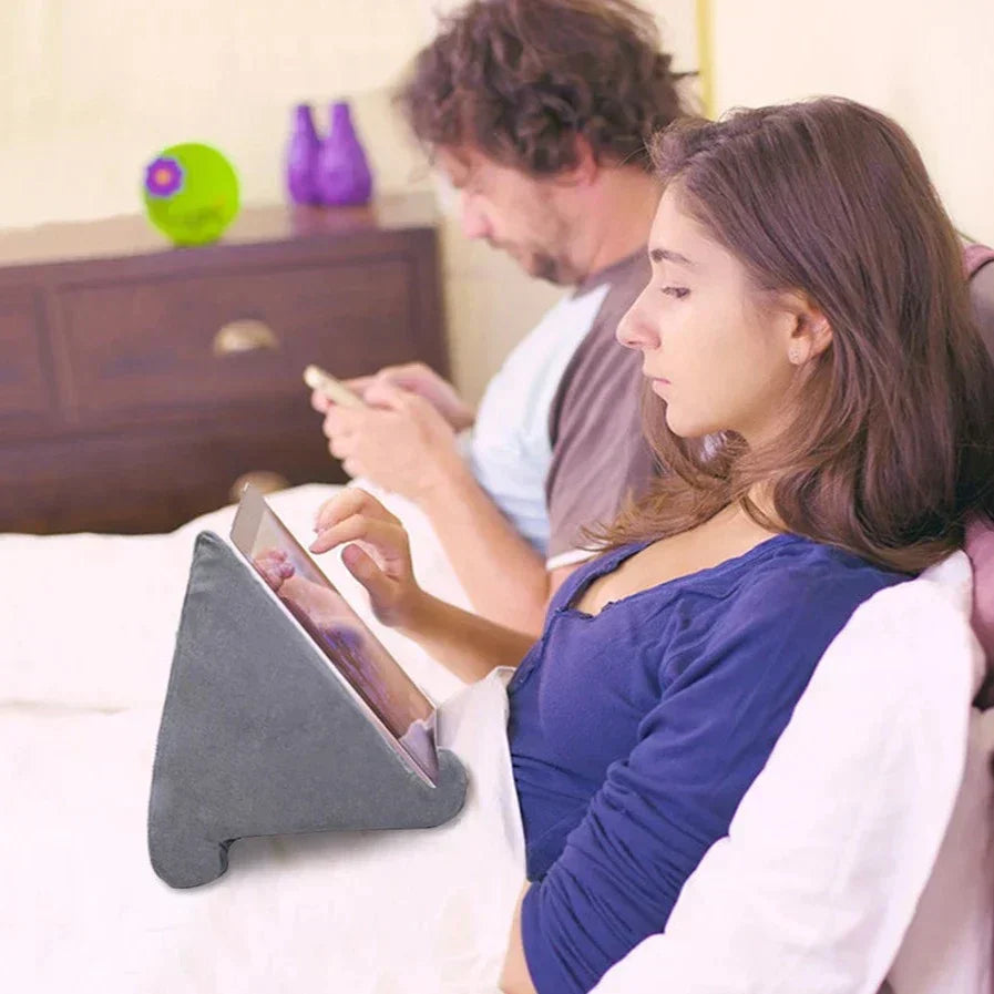 ReadRest | Comfortabele Tablet &amp; E-Reader Kussenstandaard - Ergonomische Zachte Schuimstandaard voor Handenvrij Lezen &amp; Kijken 2