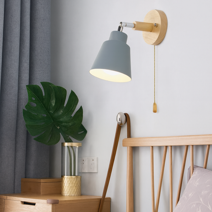 Lámpara de pared Nordlum Collin – Pantalla metálica con acento de madera y ajustable 180°