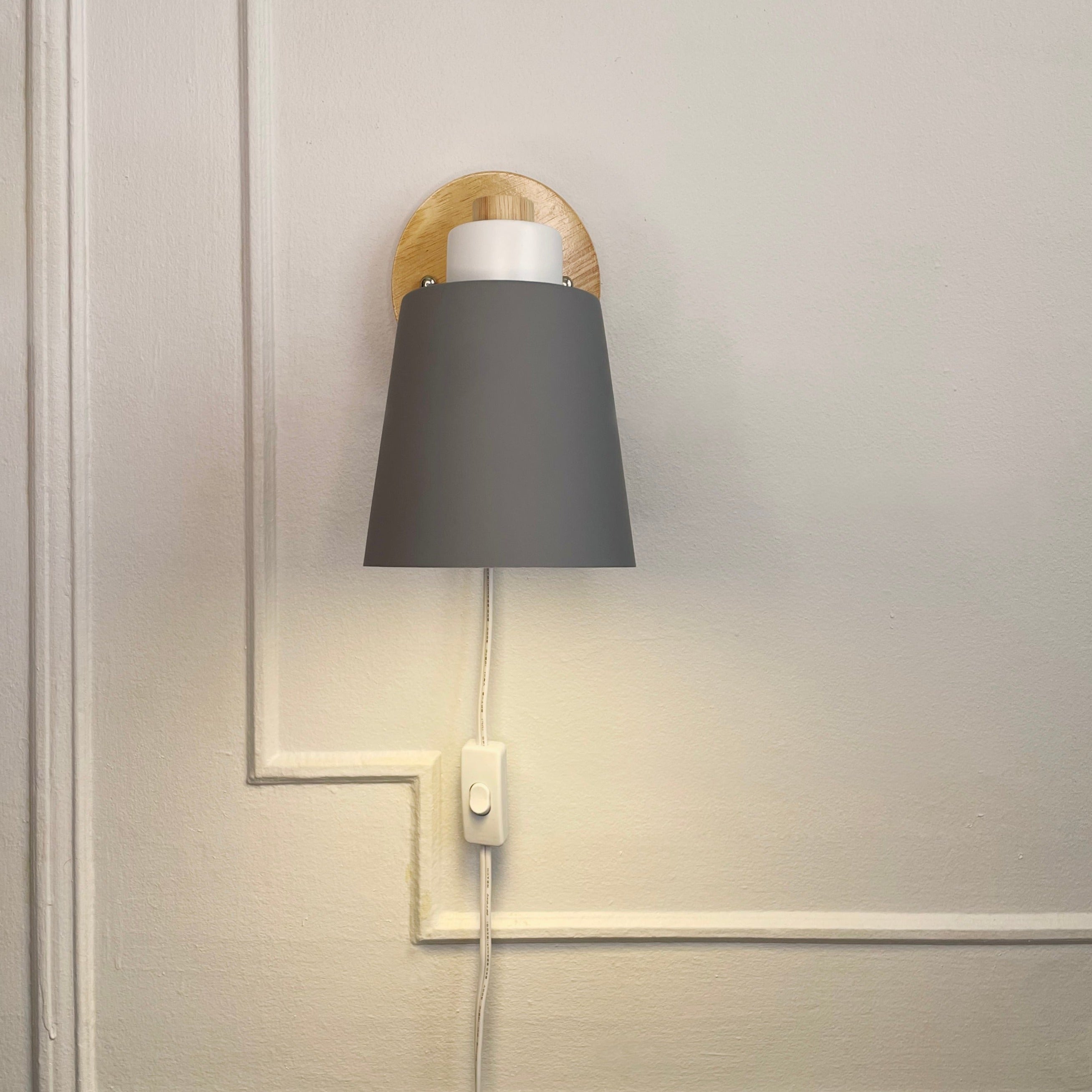 Nordura Leeslamp met Stekker – Verstelbare Kap en Houten Wandplaat
