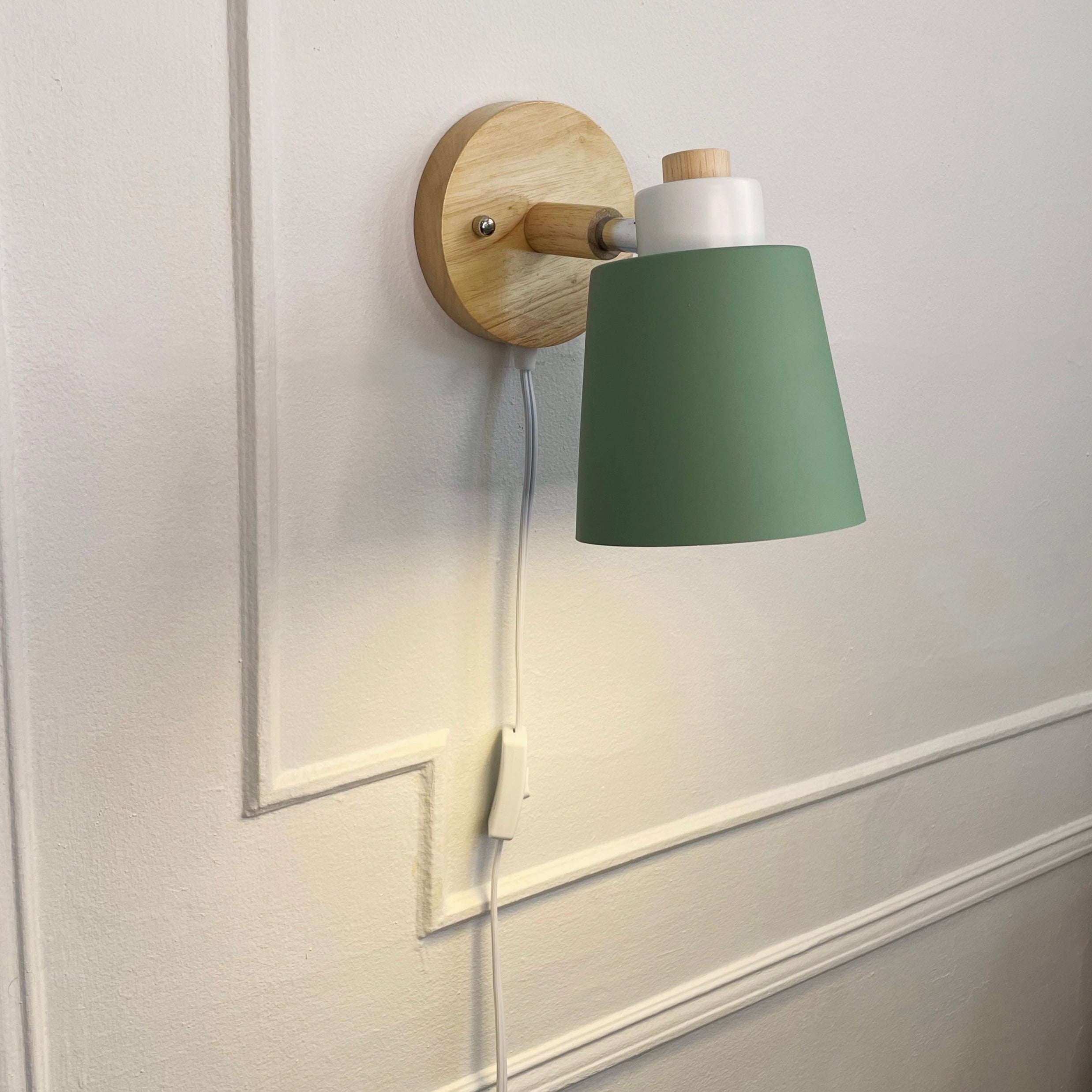 Nordura Leeslamp met Stekker – Verstelbare Kap en Houten Wandplaat
