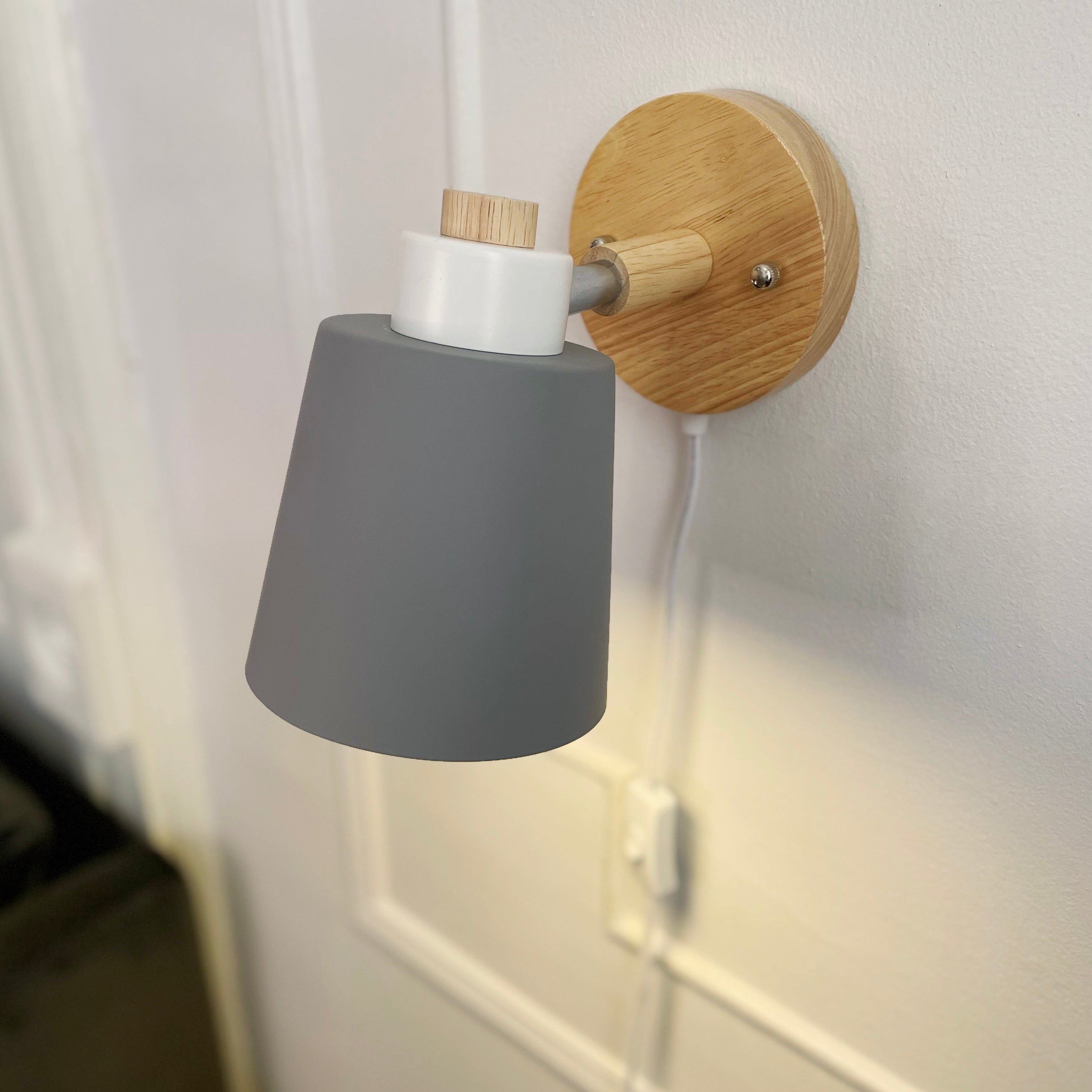 Nordura Leeslamp met Stekker – Verstelbare Kap en Houten Wandplaat