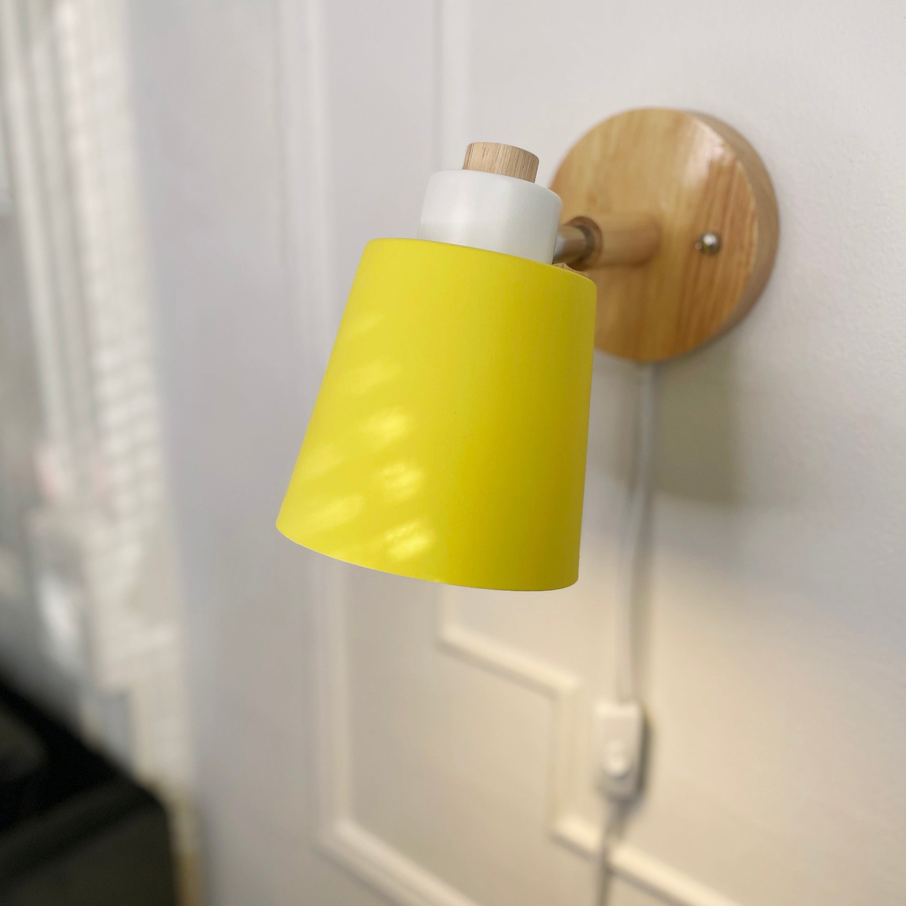 Nordura Leeslamp met Stekker – Verstelbare Kap en Houten Wandplaat
